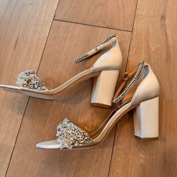 "FINESSE" BY BADGLEY MISCHKA BRIDAL size 7 - Picture 8 of 10